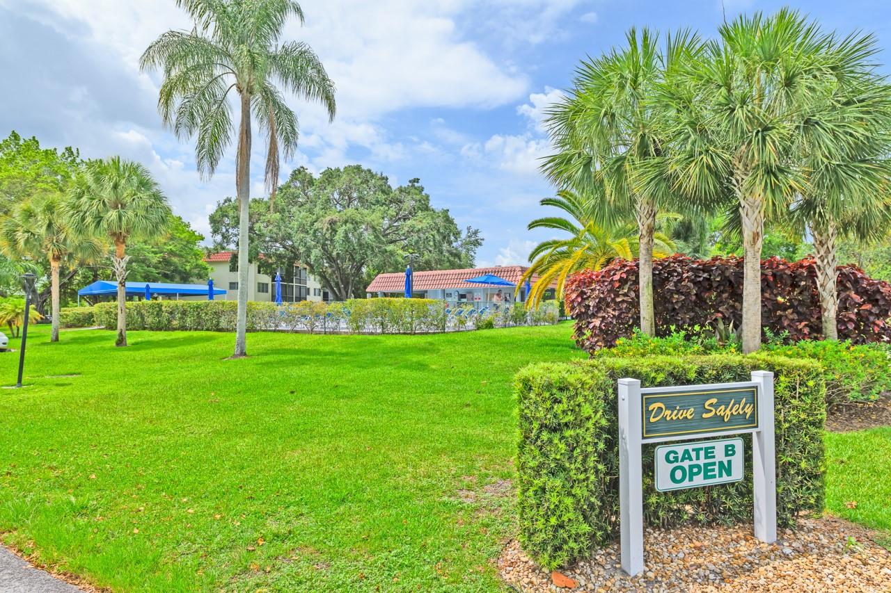 HOLLYBROOK GOLF AND TENNI - Residential