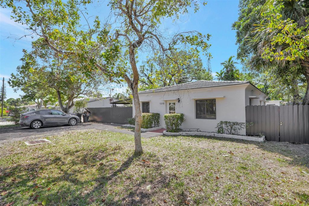 Photo of 1310 SW 28th Street, Fort Lauderdale, FL 33315 (MLS # F10427070)