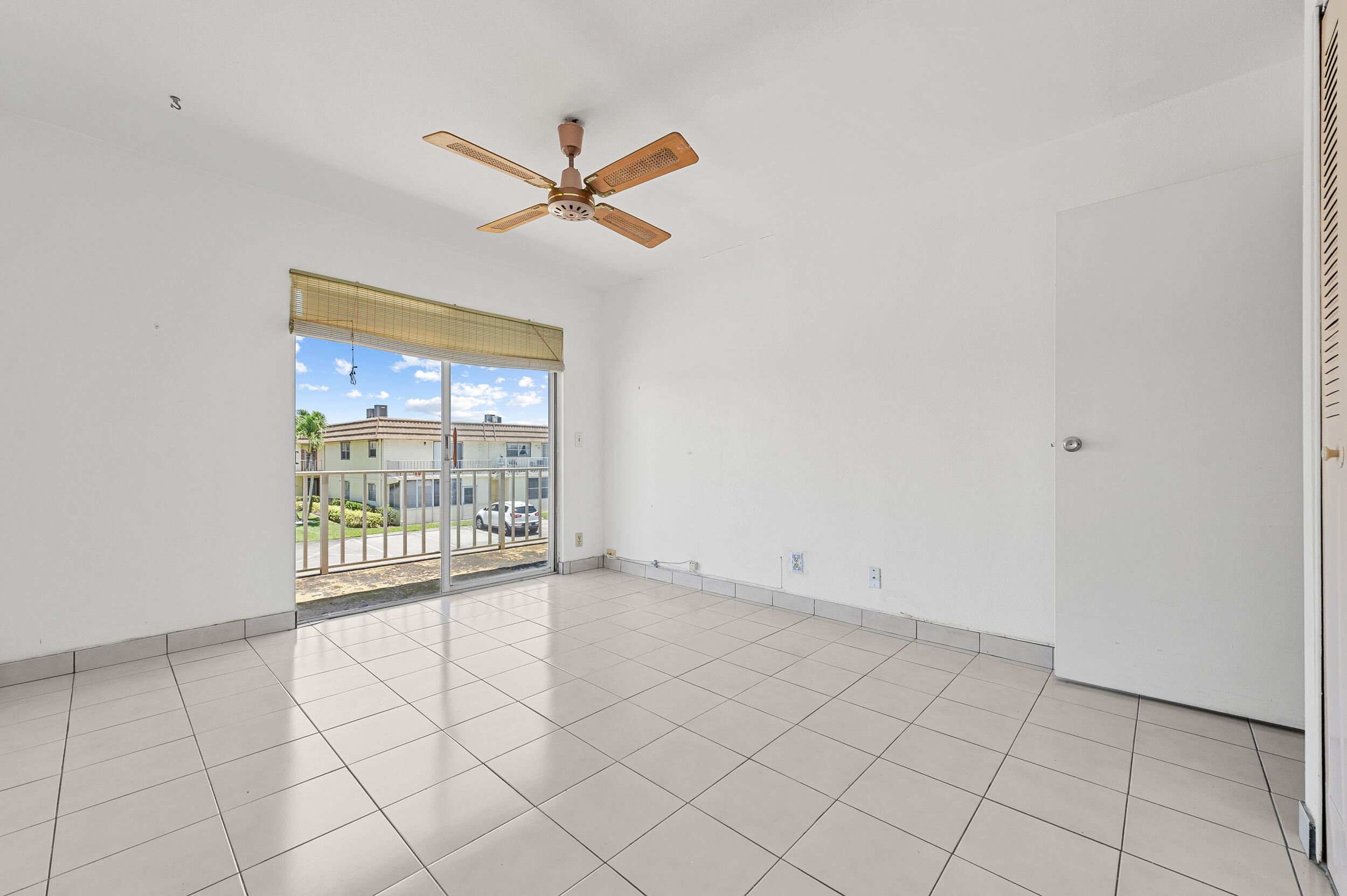 KINGS POINT SAXONY CONDOS - Residential
