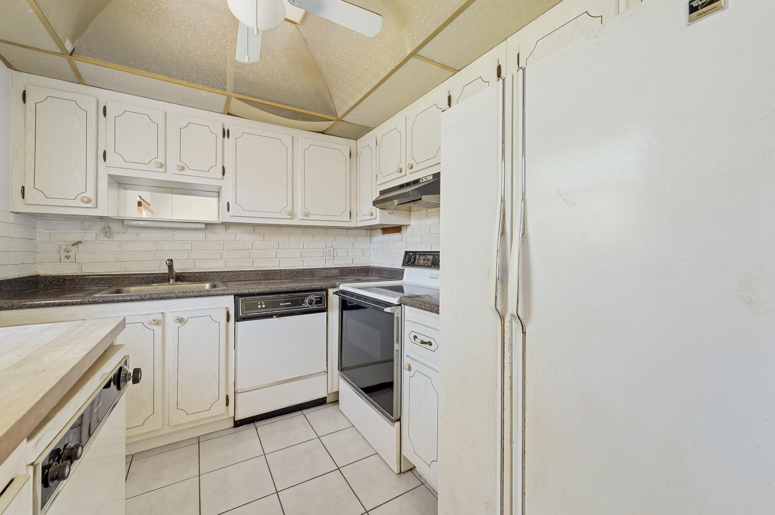 KINGS POINT SAXONY CONDOS - Residential