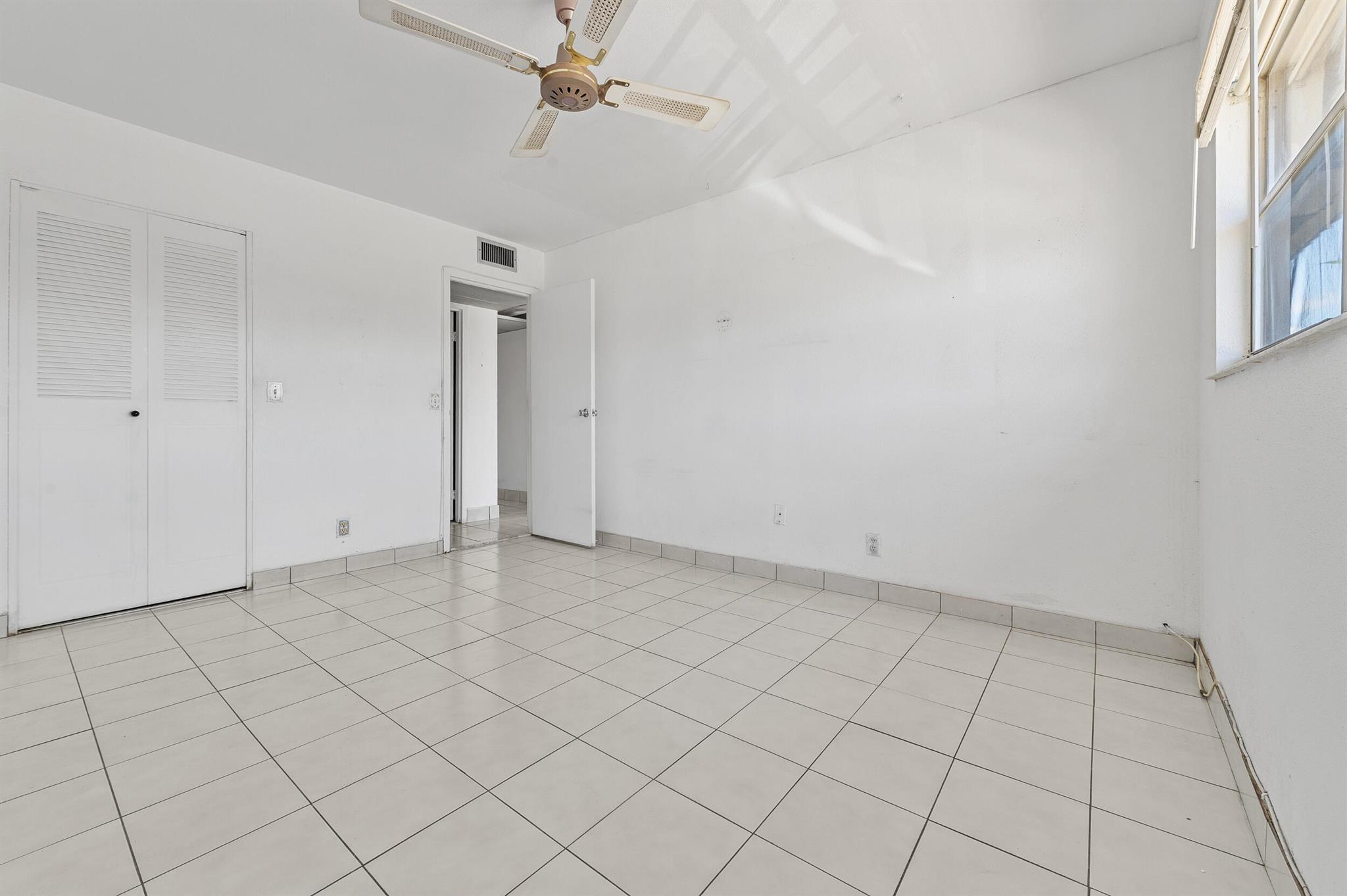 KINGS POINT SAXONY CONDOS - Residential