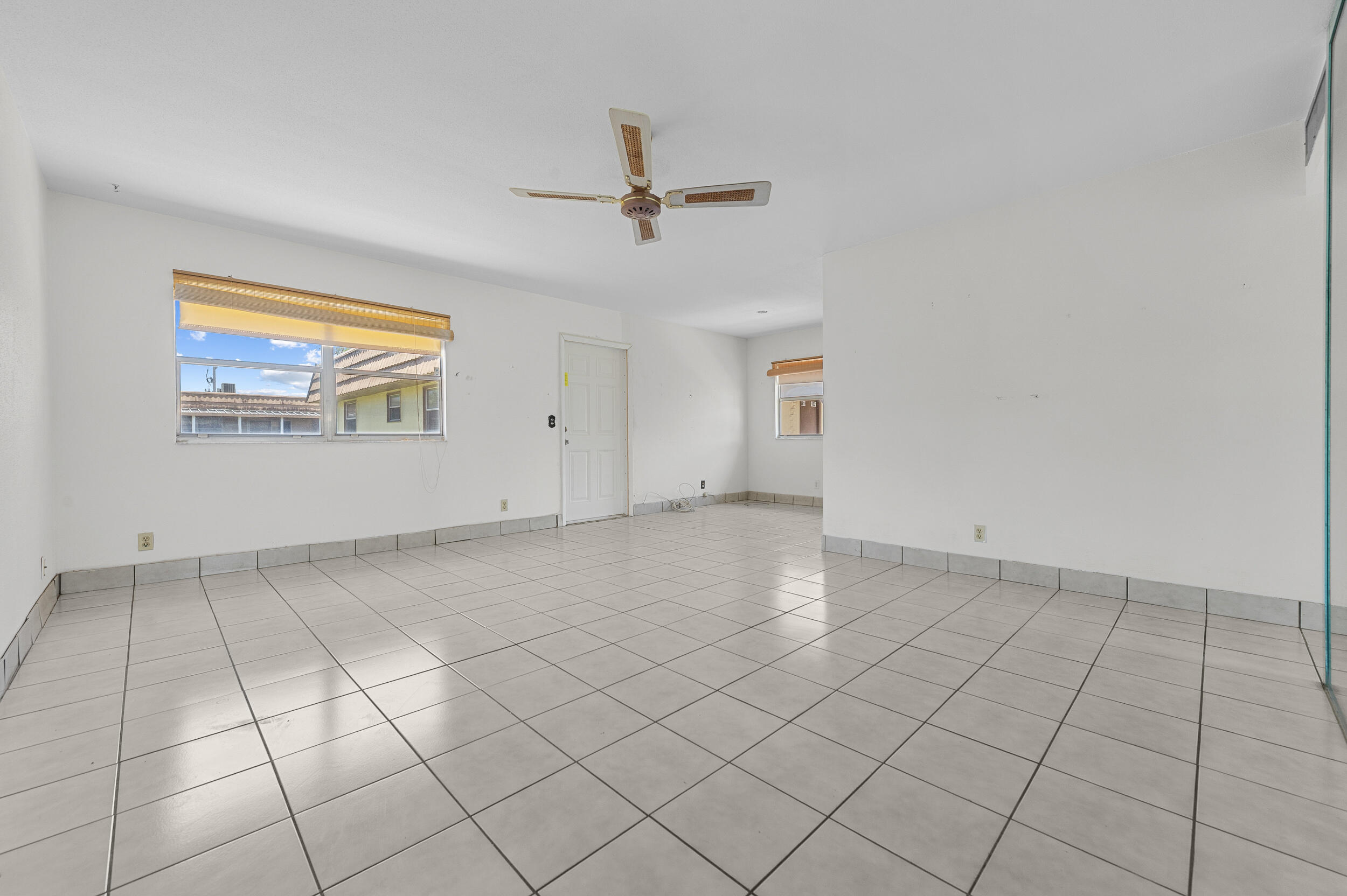KINGS POINT SAXONY CONDOS - Residential