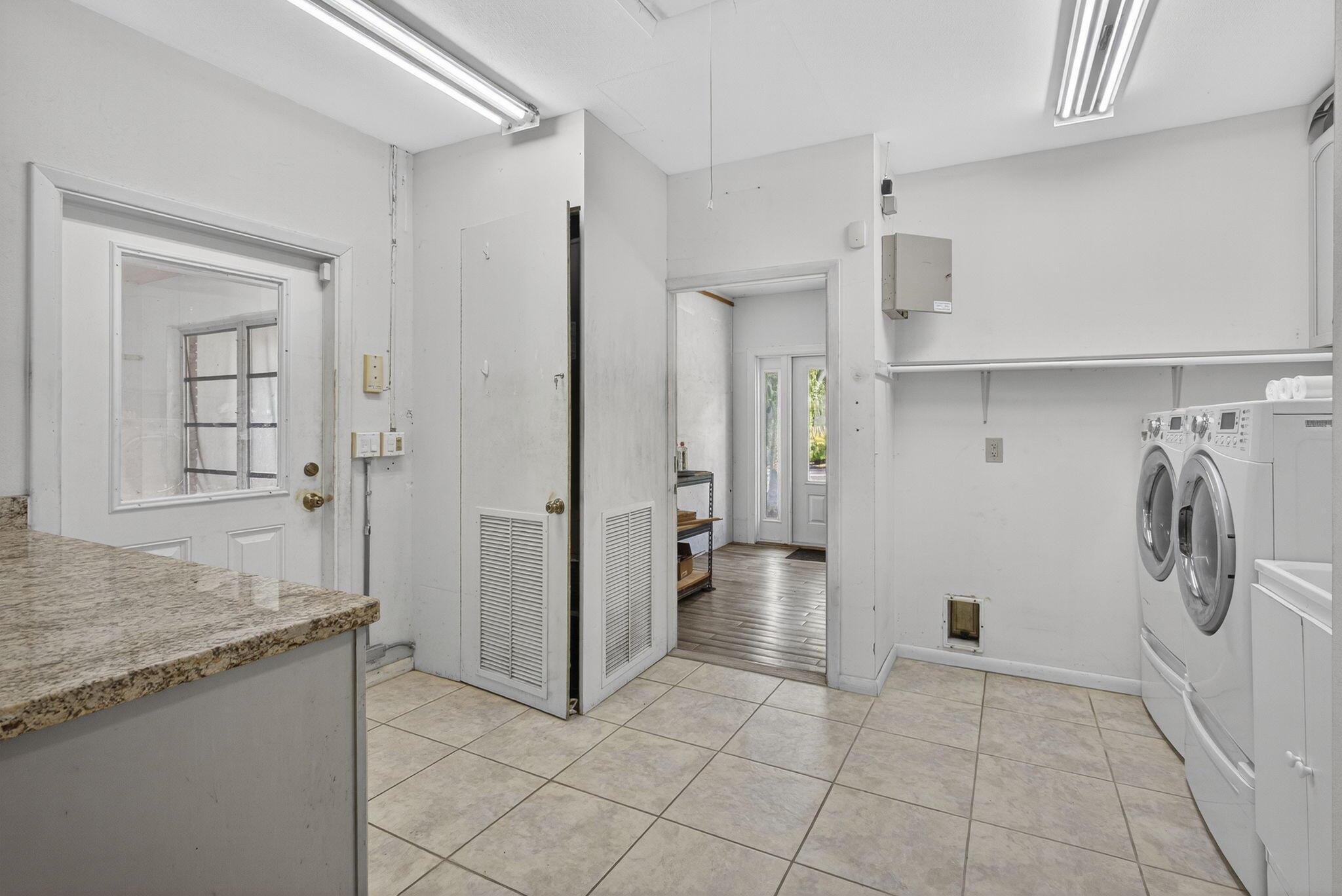 SQUARE LAKE - Residential