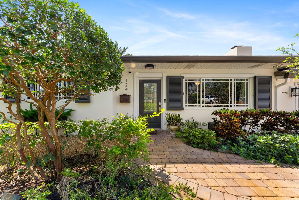 Photo of 124 Bonnie Briar Lane, Delray Beach, FL 33444 (MLS # R11166362)