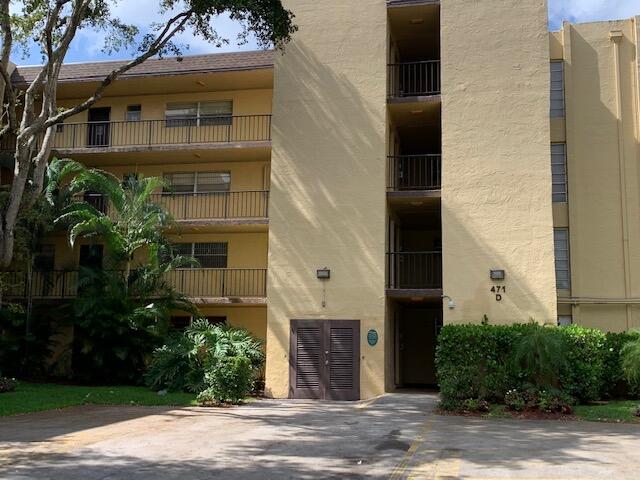 Large 2B/2B condo unit easily convertible to 3 bedrooms. Located in central Plantation with easy access to highways, schools, shopping, restaurants, hospital, parks. Updated kitchen with tile floor, wood flooring in living areas and carpets in bedrooms. Pets welcome, ample guest parking. Some furniture negotiable. There are Special Assesments over HOA fee. Buyer and Buyer's agent assume all responsibly for verifying all HOA information and measurements.
