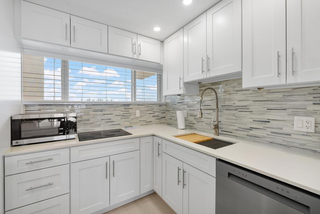 Photo of 500 SE 21st Avenue, Deerfield Beach, FL 33441 (MLS # B26006440)