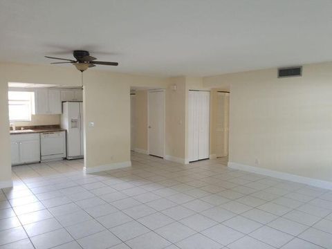 View photos, virtual tours, details... 720 N Dixie Highway 202 Lantana FL 33462
