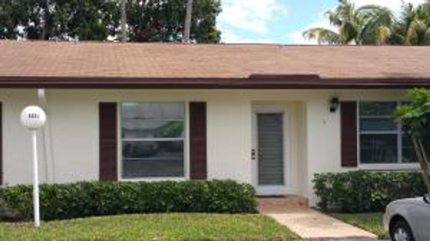 LARGE 2 BEDROOM 2 BATH VILLA. THE EAT IN REMODELED KITCHEN FEATURES WOOD CABINETS, GRANITE COUNTERTOPS AND DECORATIVE GLASS & STONE BACKSPLASH. NEWER APPLIANCES INCLUDING WASHER & DRYER. ALL NEUTRAL TILE IN LIVING AREA, DINING AND SECOND BEDROOM. NEUTRAL CARPET IN MASTER BEDROOM. PLENTY OF CLOSETS. LARGE SCREENED PATIO WITH A BEAUTIFUL GREENSPACE GARDEN VIEW. BRIDGEVIEW IS AN ACTIVE ADULT 55+ COMMUNITY THAT FEATURES A POOL, CLUBHOUSE, SHOWS, CARDS AND TENNIS. MINUTES TO DELRAY'S TRENDY ATLANTIC AVE AND THE BEACH, FRANKS IPIC THEATER.