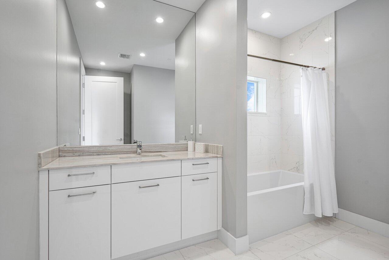 SPANISH RIVER TOWNHOMES/m - Residential Lease