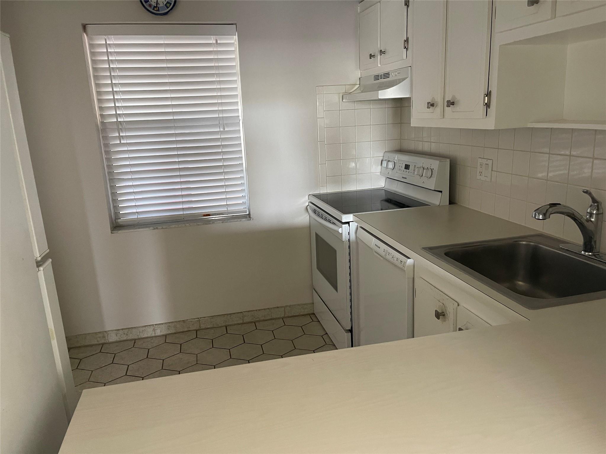 1005 Country Club Dr 205