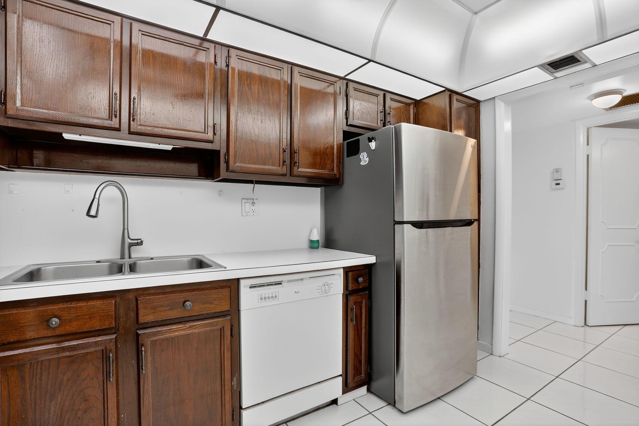 COUNTRY CLUB TOWER OF COR - Residential Lease