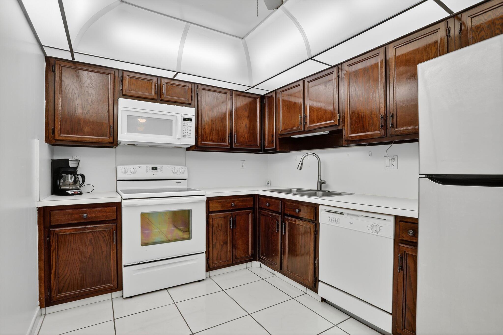 COUNTRY CLUB TOWER OF COR - Residential Lease