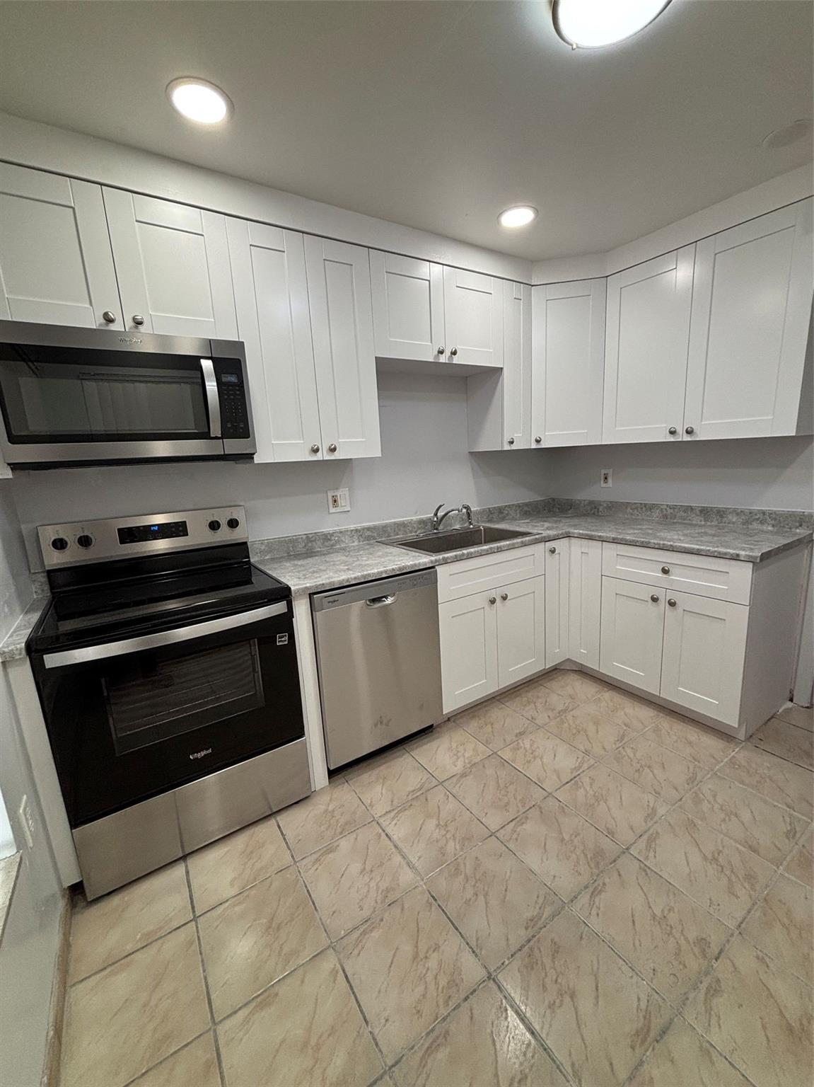 The Manors Of Inverrary I - Residential Lease