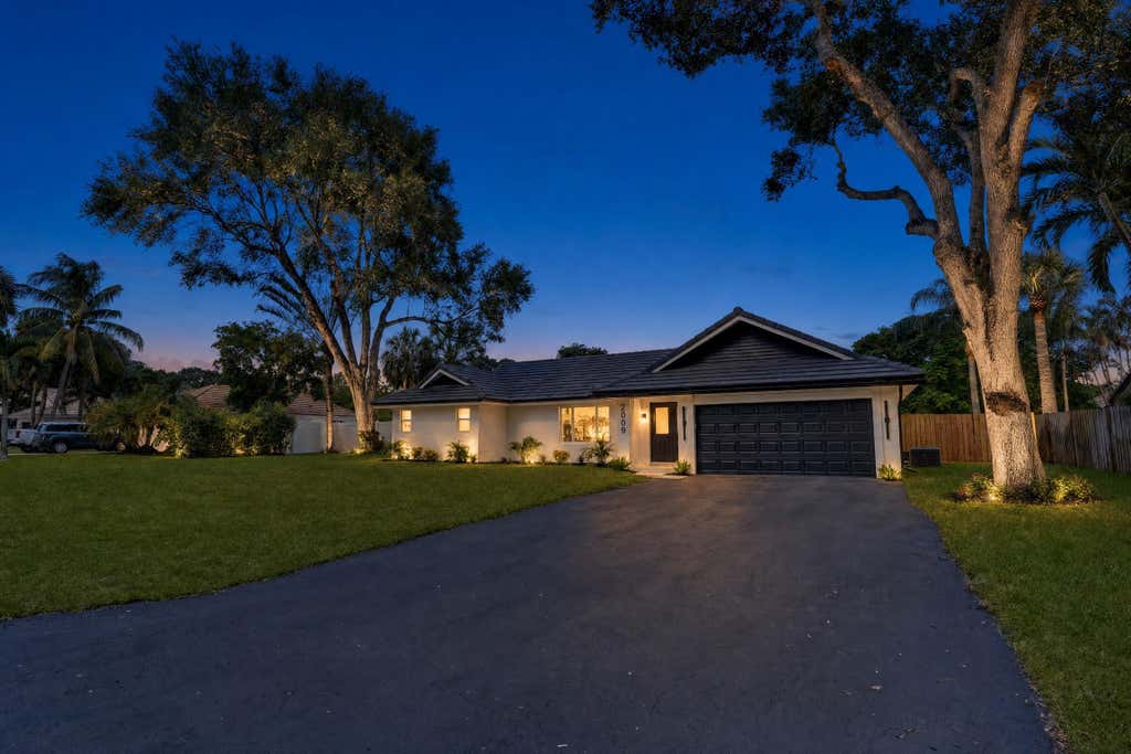 Photo of 2009 SW 36TH Avenue, Delray Beach, FL 33445 (MLS # B26067203)