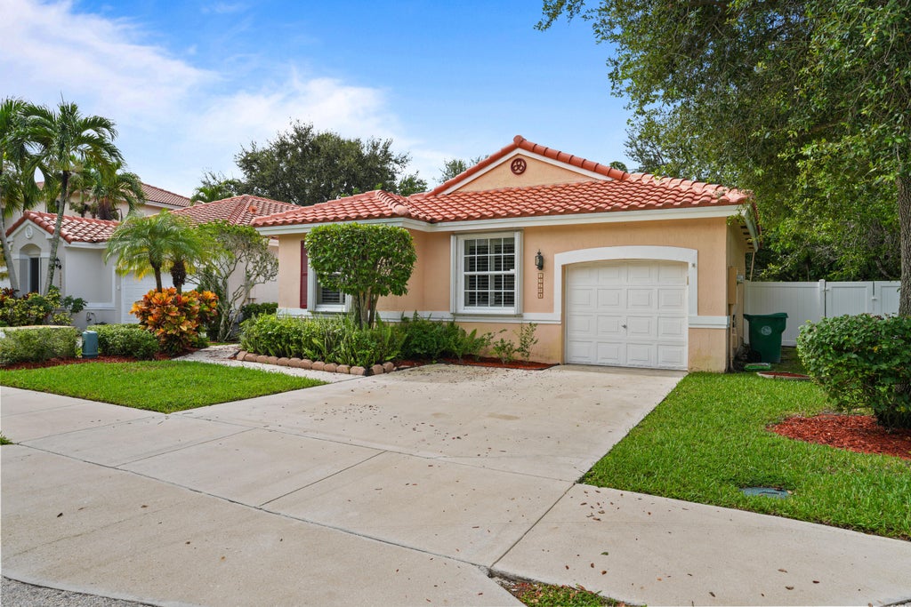 Photo of 15298 SW 49th Street, Davie, FL 33331 (MLS # B26078090)