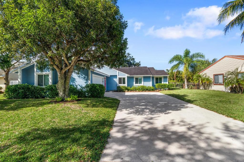 Photo of 18321 Jupiter Landings Drive, Jupiter, FL 33458 (MLS # R10926957)
