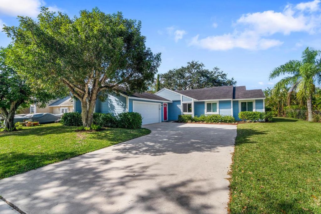 Photo of 18321 Jupiter Landings Drive, Jupiter, FL 33458 (MLS # R10926957)