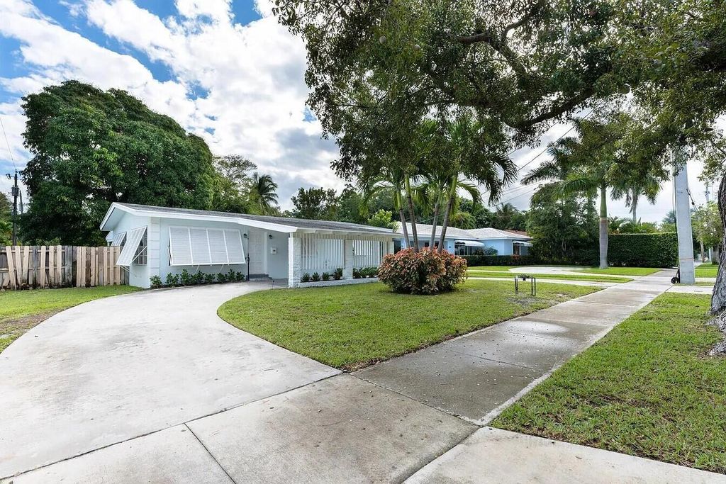 Photo of 3414 Poinsettia Avenue, West Palm Beach, FL 33407 (MLS # R10896034)