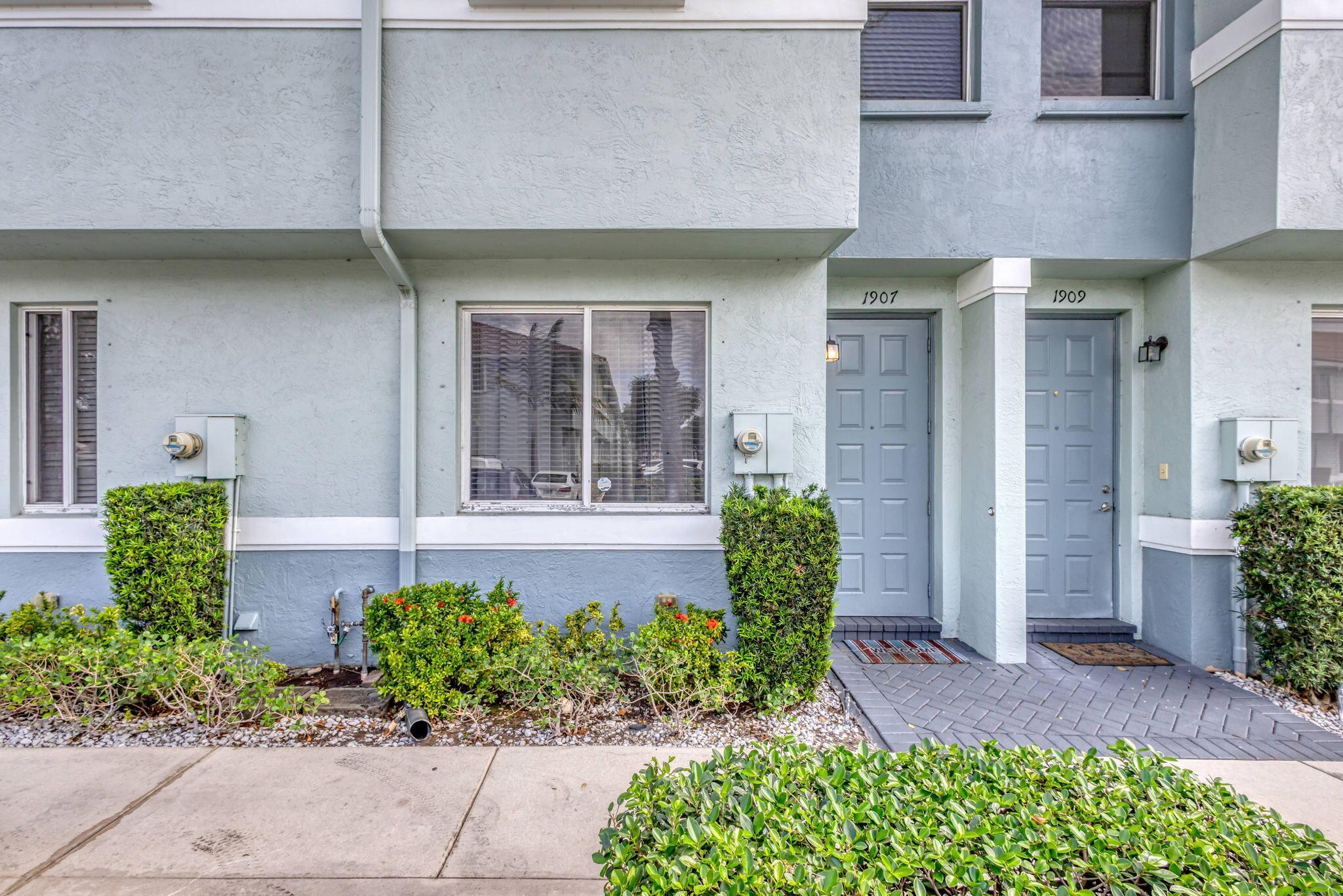 1907 Hibiscus Lane