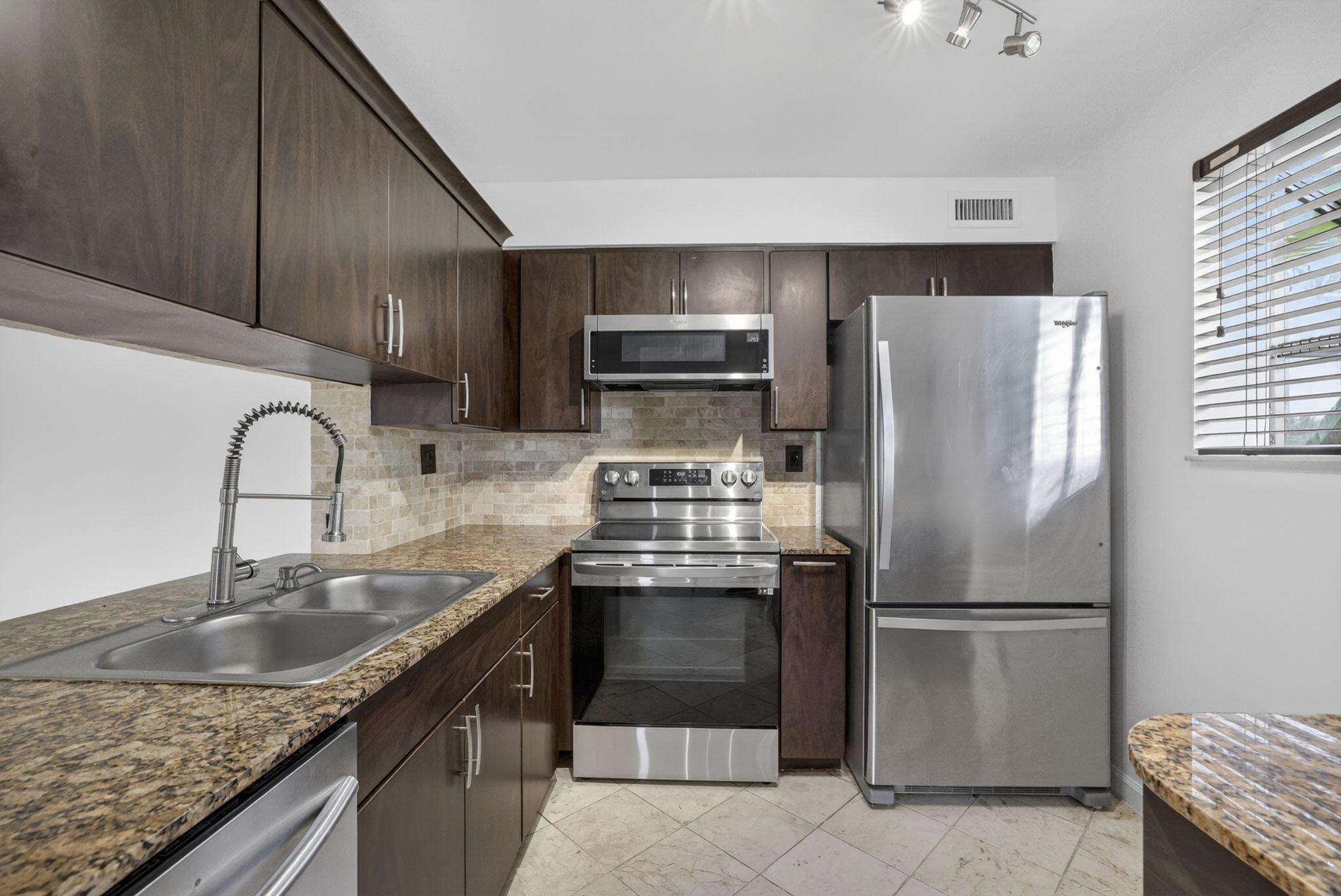 3041 N Oakland Forest Drive 103