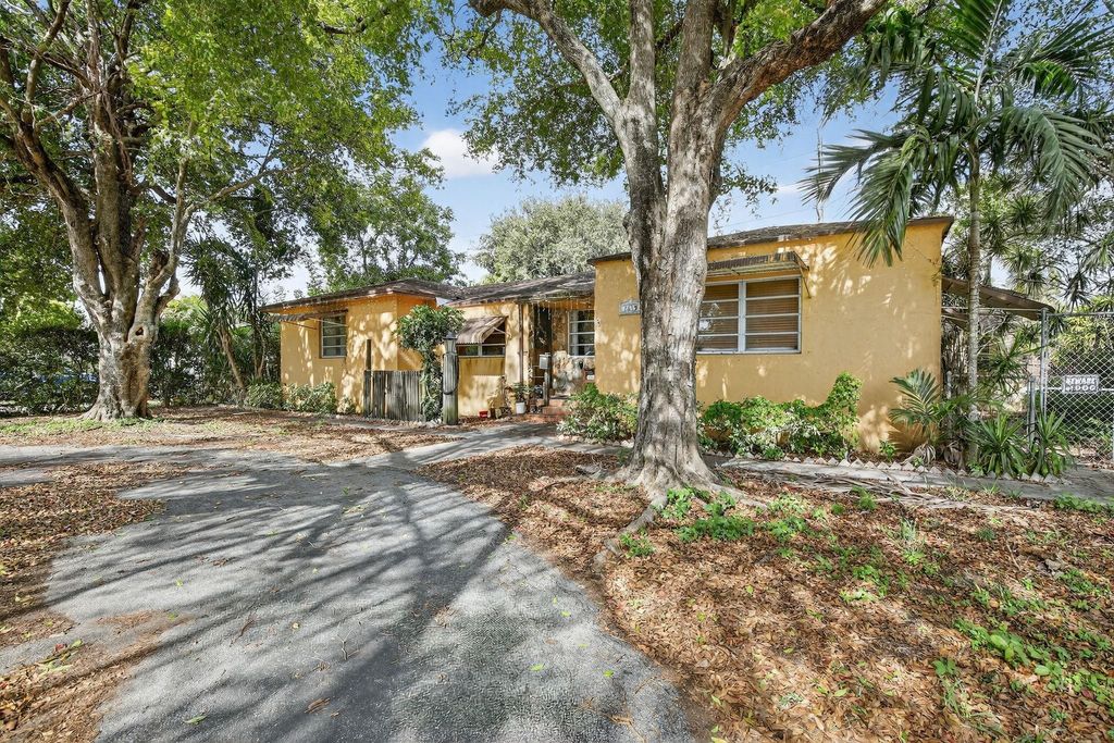 Photo of 2619 Arthur Street, Hollywood, FL 33020 (MLS # F10541408)