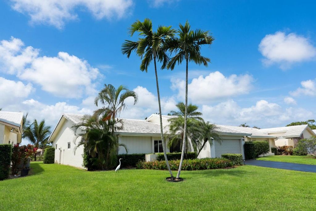 Photo of 5667 Cameo Drive N, Boca Raton, FL 33433 (MLS # B26012464)