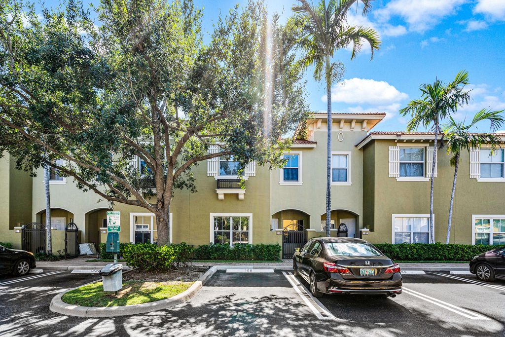 Photo of 109 Lake Monterey Circle, Boynton Beach, FL 33426 (MLS # R10997637)
