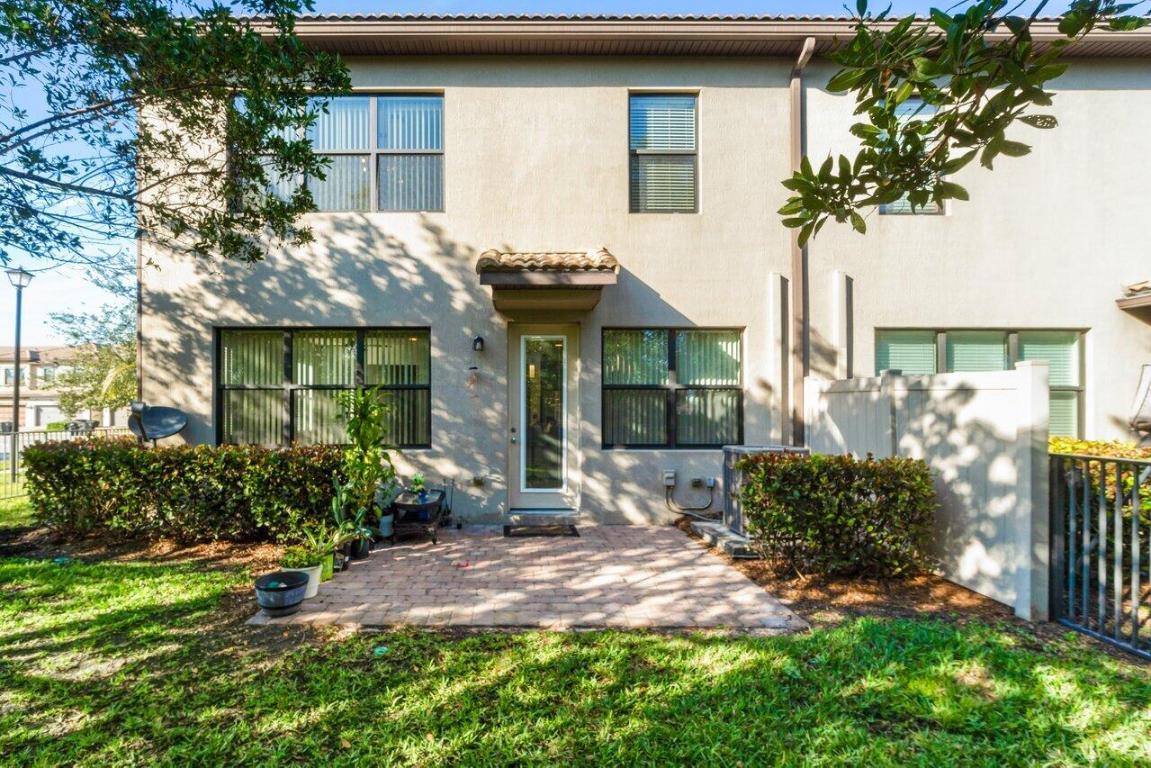 FIELDS AT GULFSTREAM POLO - Residential Lease