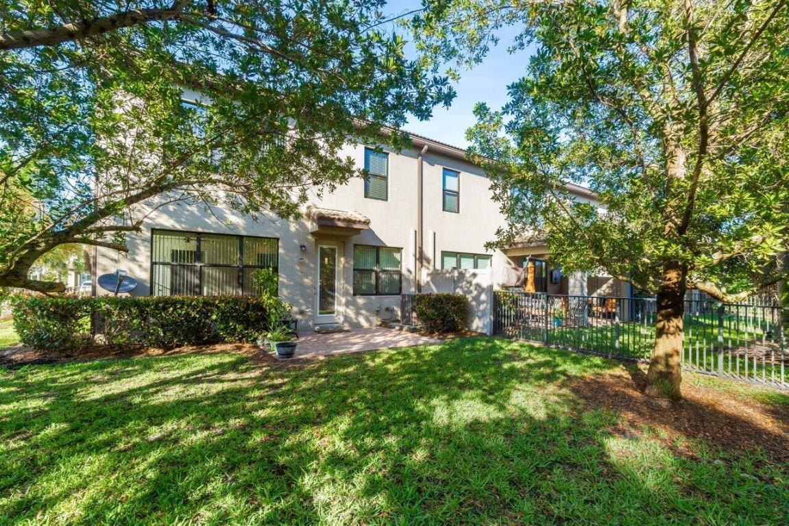 FIELDS AT GULFSTREAM POLO - Residential Lease