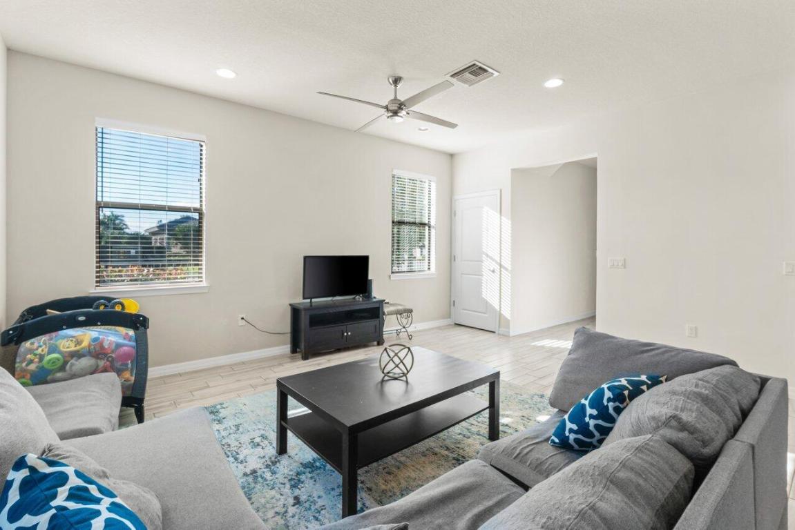 FIELDS AT GULFSTREAM POLO - Residential Lease