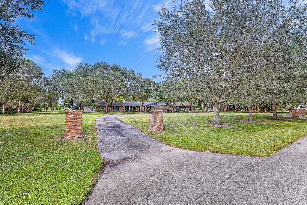 Photo of 8267 Nashua Drive, Palm Beach Gardens, FL 33418 (MLS # R10941244)