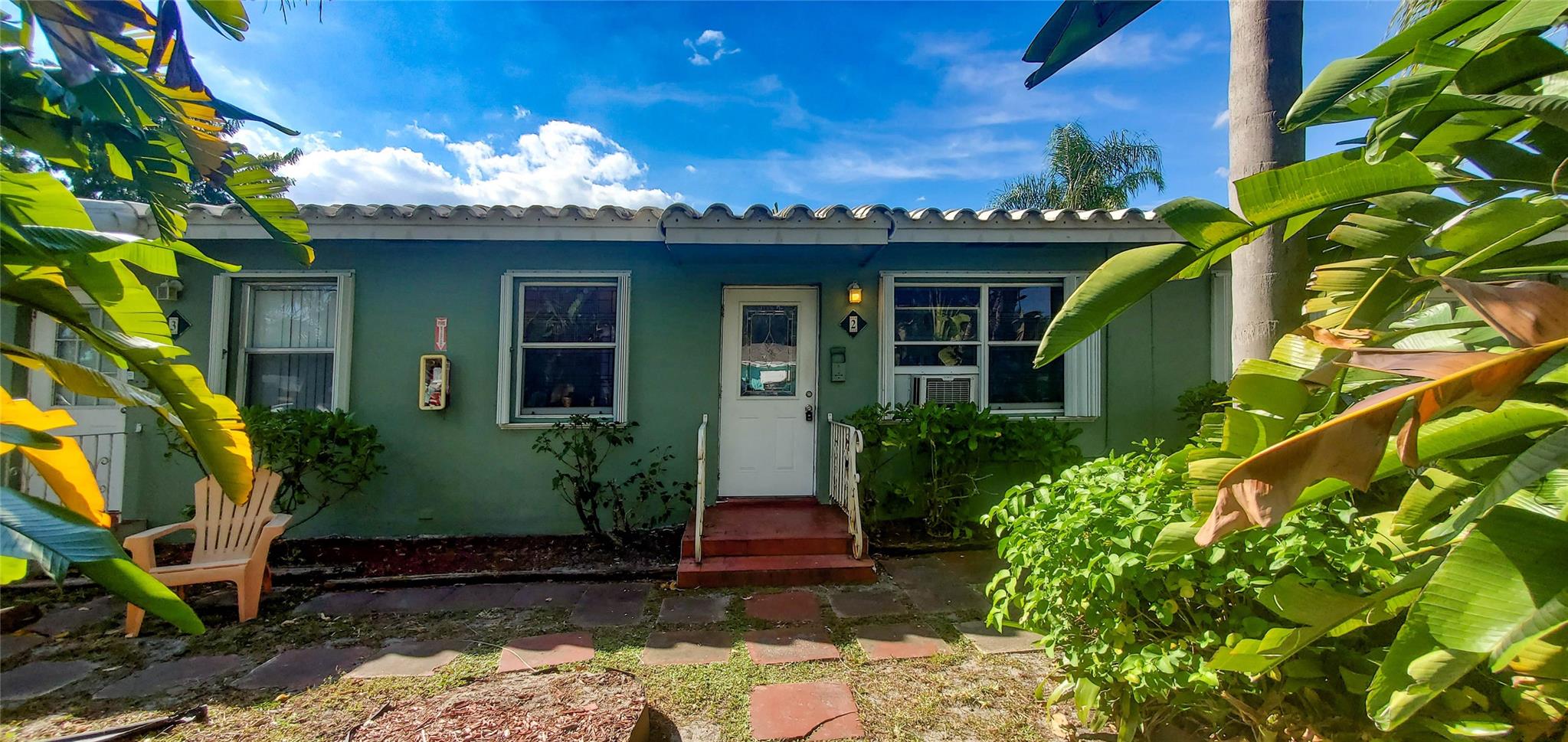 Don’t Miss Out On This One! 1st Floor 1 Bedroom 1 Bath Unit With Private Outdoor Space, Shared Backyard With
Picnic Area & Updated Kitchen. Located Minutes To Dania Pointe, Beach & Airport. NO HOMEOWNER’S
ASSOCIATION! RAPID APPROVAL! WATER IS INCLUDED IN THE RENT! Pets Welcome With Deposit.