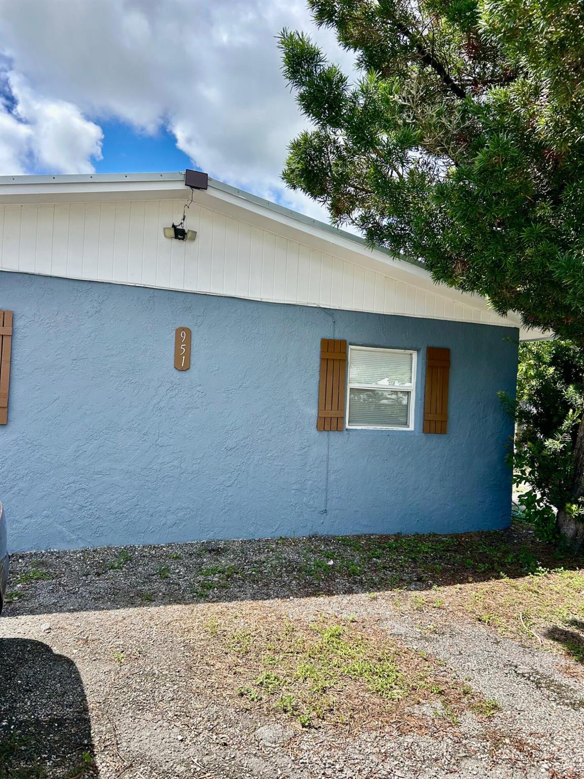 Ready for you to move in. Come see this freshly painted 2-bedroom, 1-bathroom duplex South of Edwards Road and just off of Oleander Avenue in South Ft Pierce. Visit RentFromRemax, click on vacancies and find the property. Click on the property and you can apply right there.