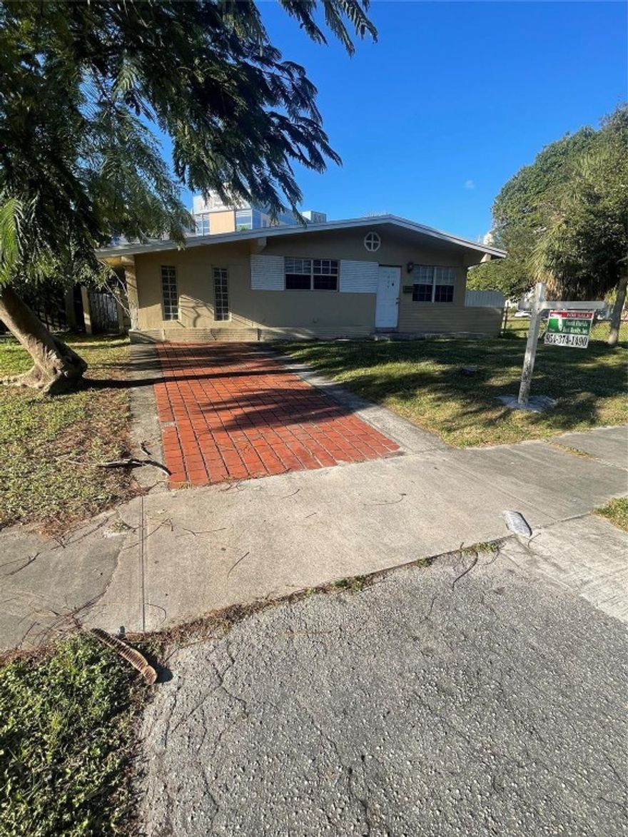 Great 3 Bed 2 Bath home with split bedroom plan, tile floors, central ac, updated kitchen and bath, Fenced in Backyard, Centrally located.