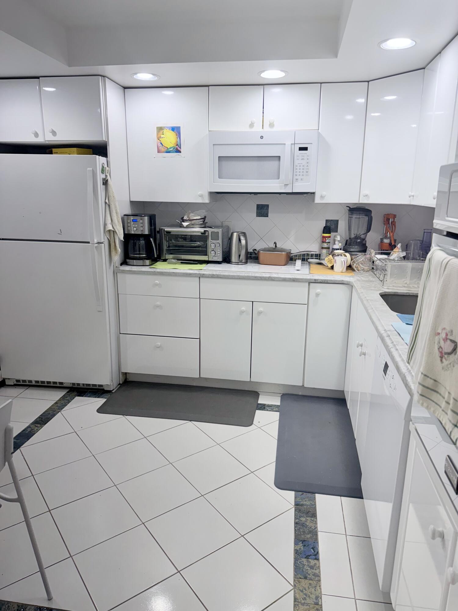 BARCLAY CONDO - Residential