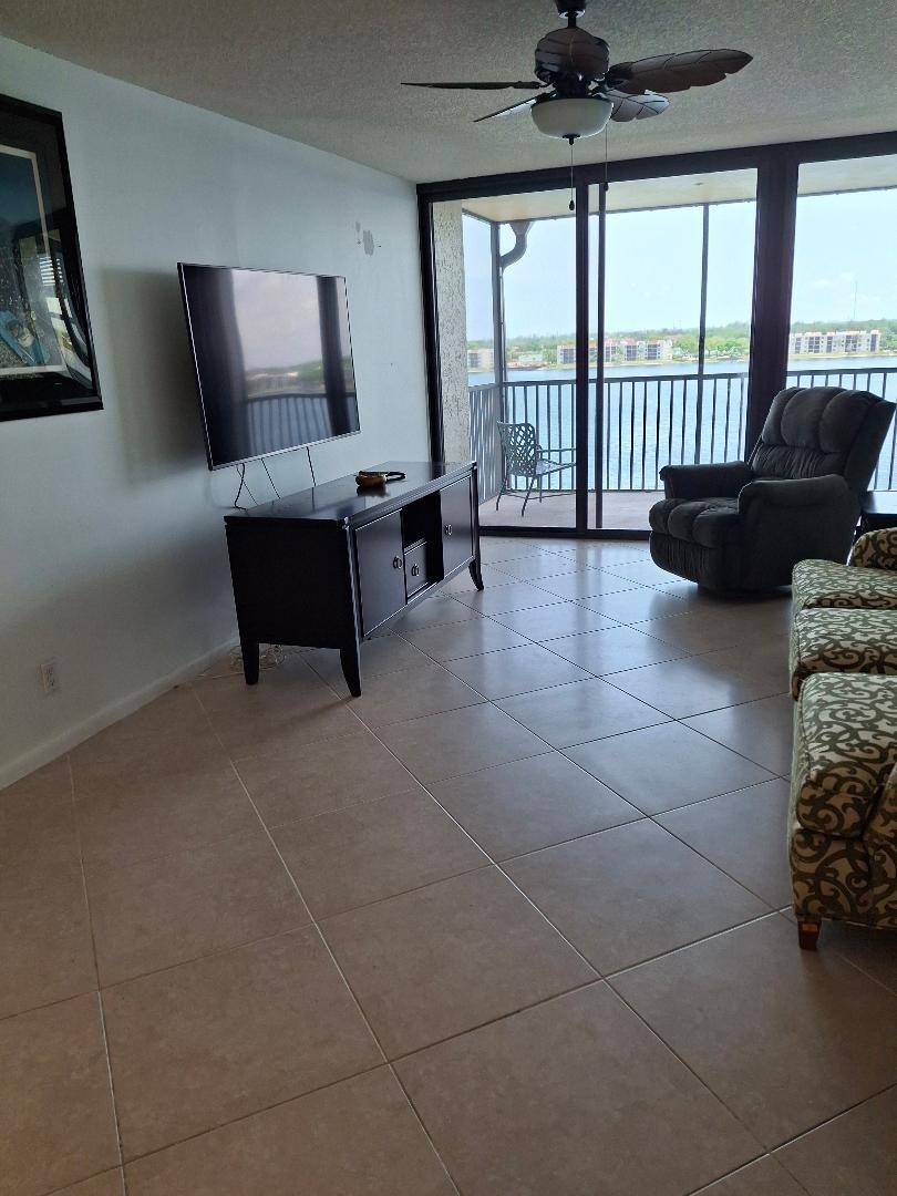 105 Lake Emerald Dr 814