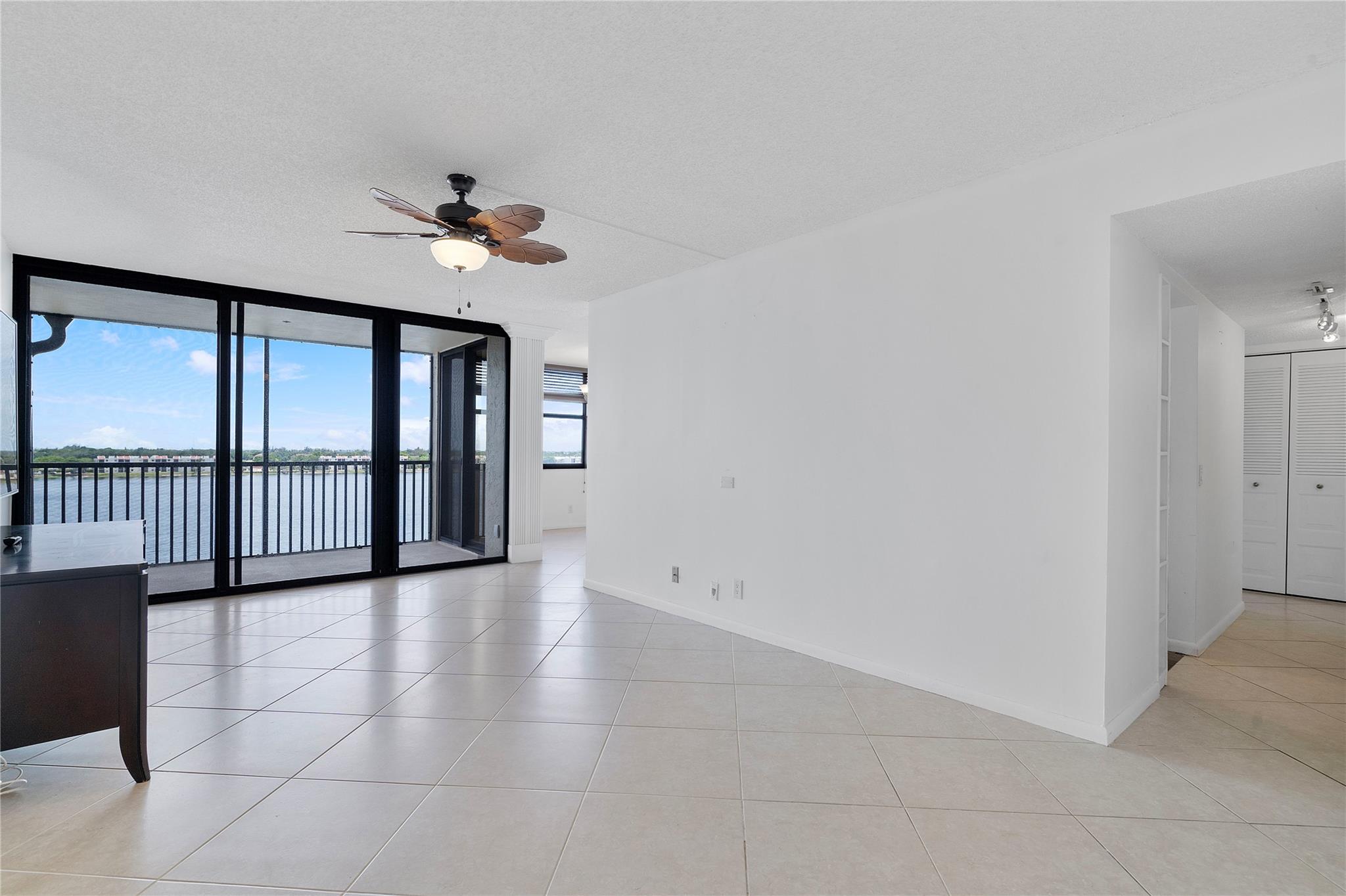 105 Lake Emerald Dr 814