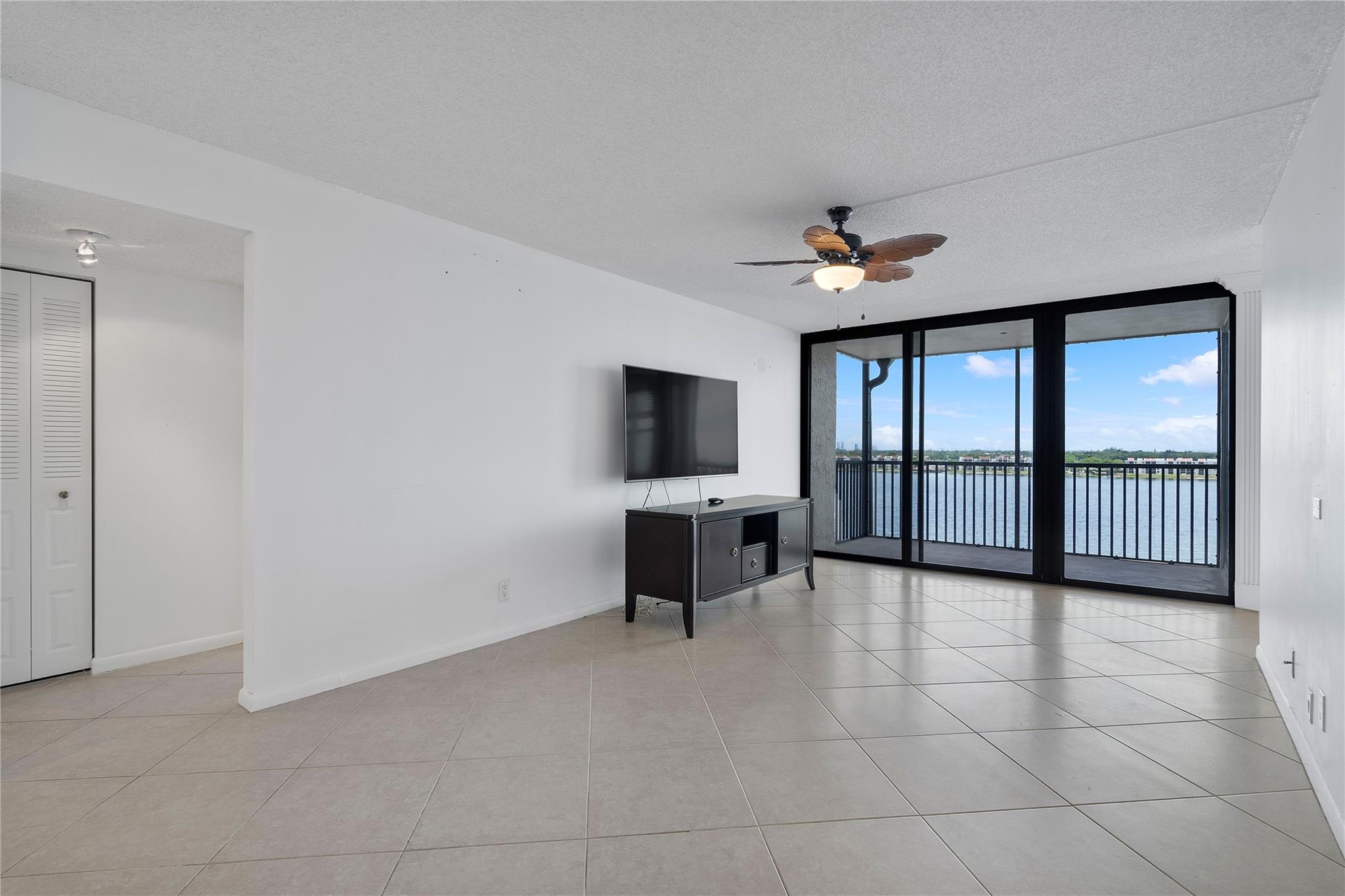 105 Lake Emerald Dr 814