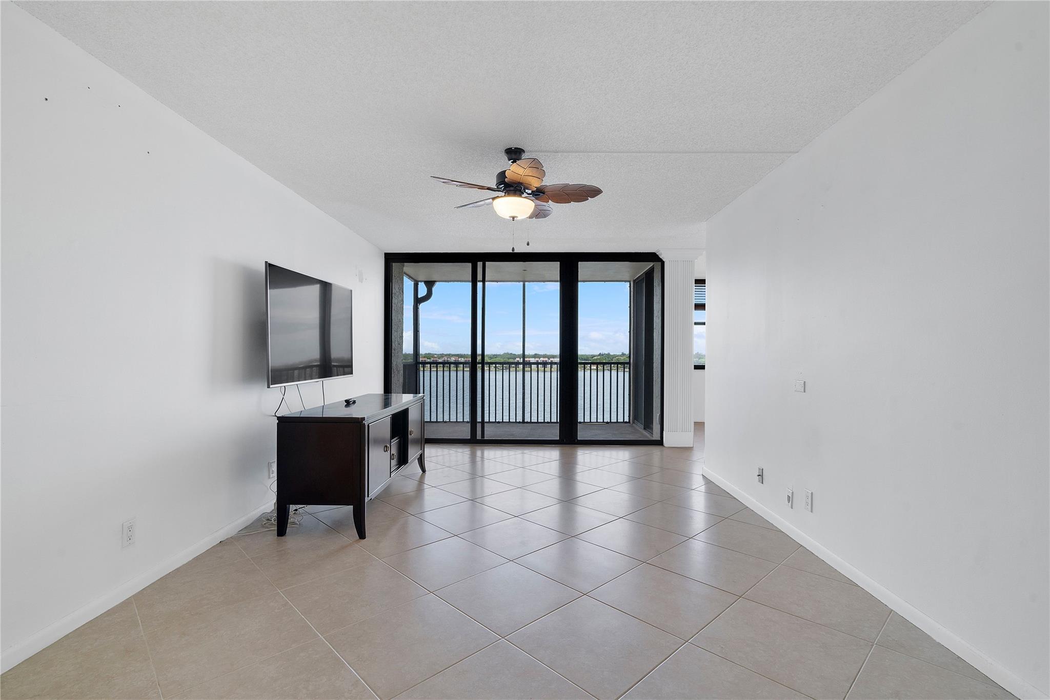 105 Lake Emerald Dr 814