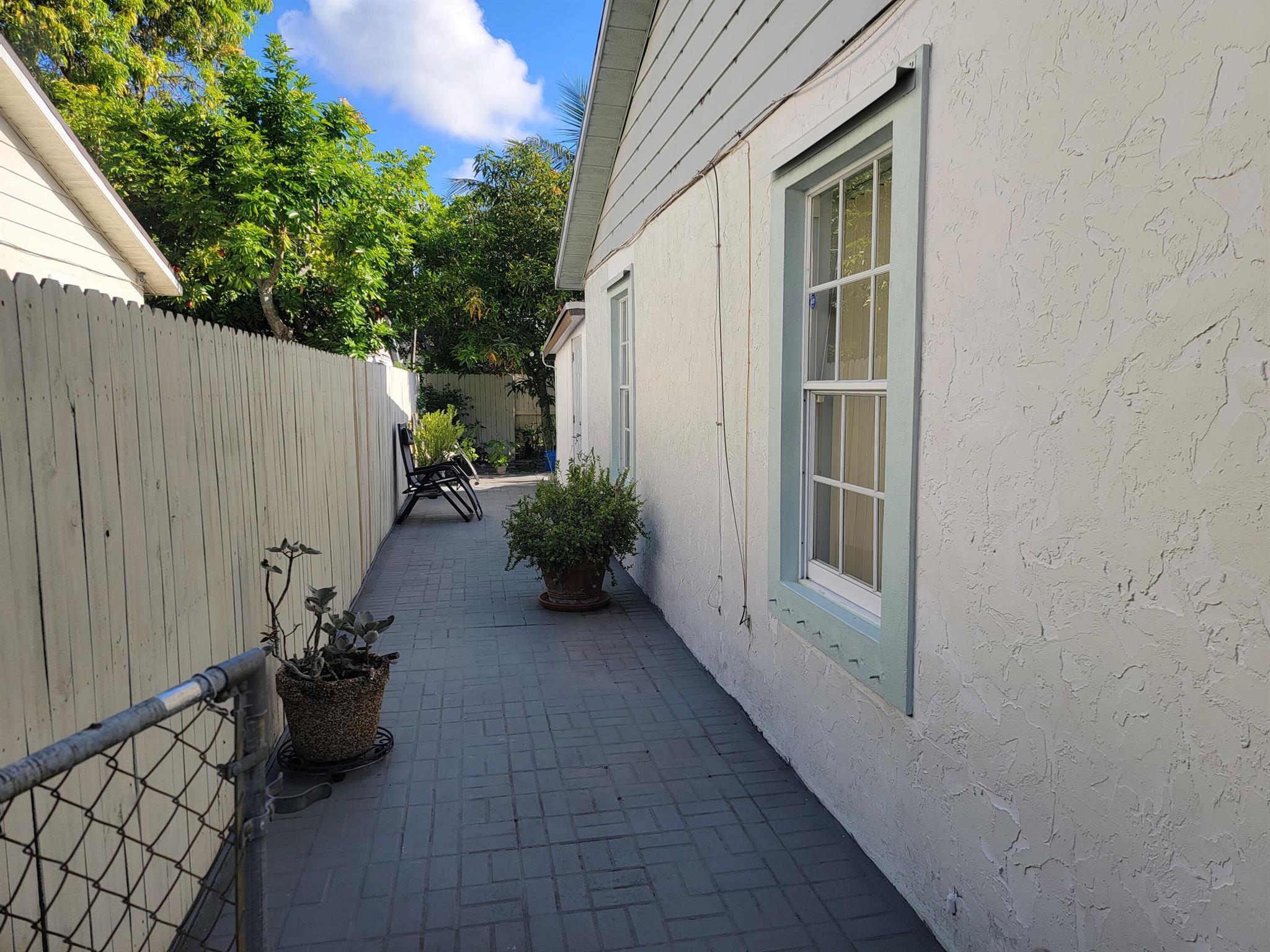 Elegant 1-Bedroom efficiency This is a beautifully updated unit in the desirable Greenacres community. The renovated 1-bedroom,1-bathroom home offers an inviting blend of sophistication and comfort, with modern finishes that make it truly stand out. Enjoy spacious, interiors, a thoughtfully designed layout, and move-in-ready convenience. you're just minutes from shopping, dining, and entertainment. Don't miss this opportunity--schedule your private tour today!