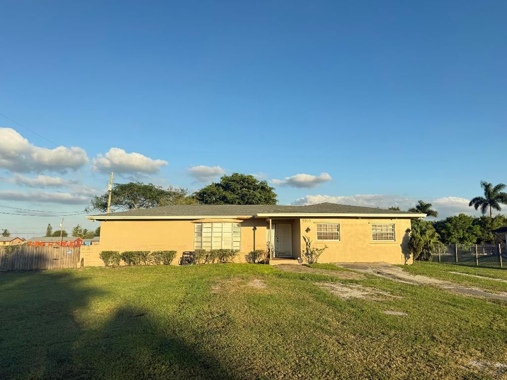 Photo of 1009 NE 18th Street, Belle Glade, FL 33430 (MLS # R11137631)