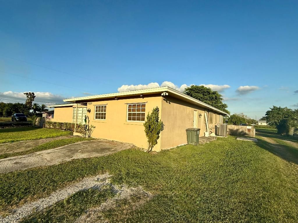 Photo of 1009 NE 18th Street, Belle Glade, FL 33430 (MLS # R11137631)