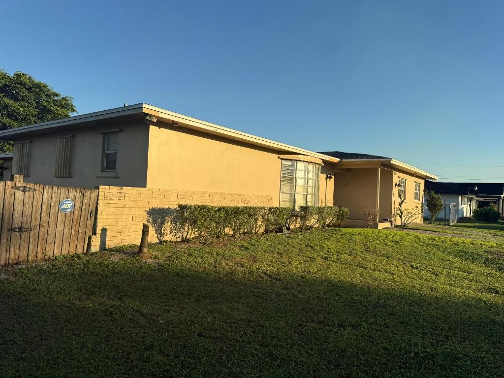 Photo of 1009 NE 18th Street, Belle Glade, FL 33430 (MLS # R11137631)