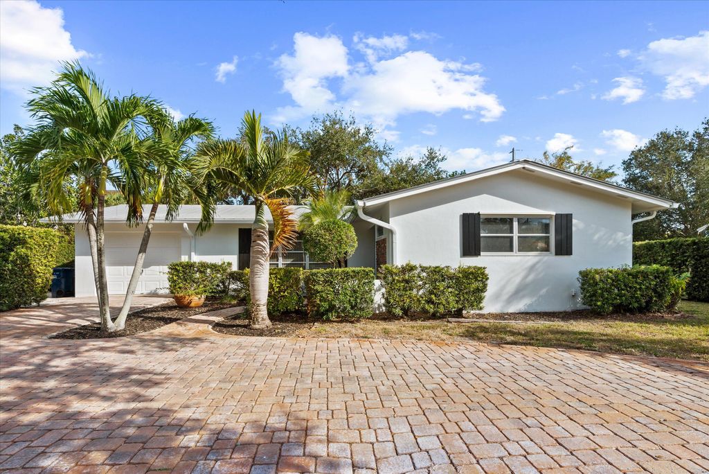 Photo of 421 SE Edgewood Drive, Stuart, FL 34996 (MLS # R11044698)