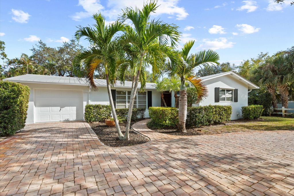 Photo of 421 SE Edgewood Drive, Stuart, FL 34996 (MLS # R11044698)