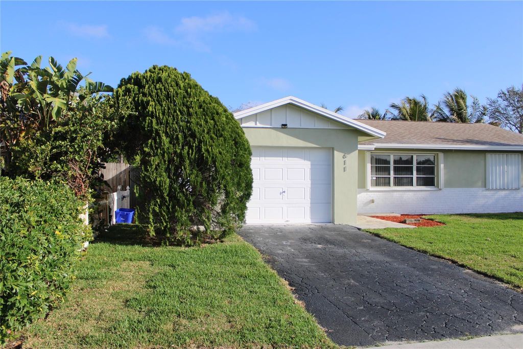 Photo of 611 SW 1st Avenue, Boynton Beach, FL 33426 (MLS # F10555602)