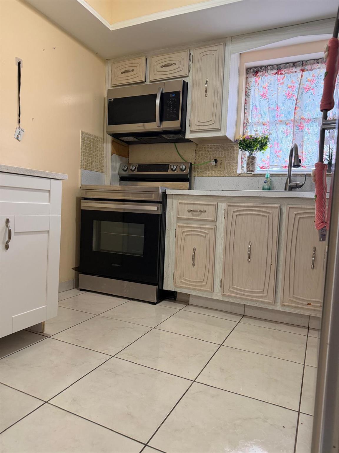 CRESTHAVEN VILLAS CONDO 3 - Residential Lease