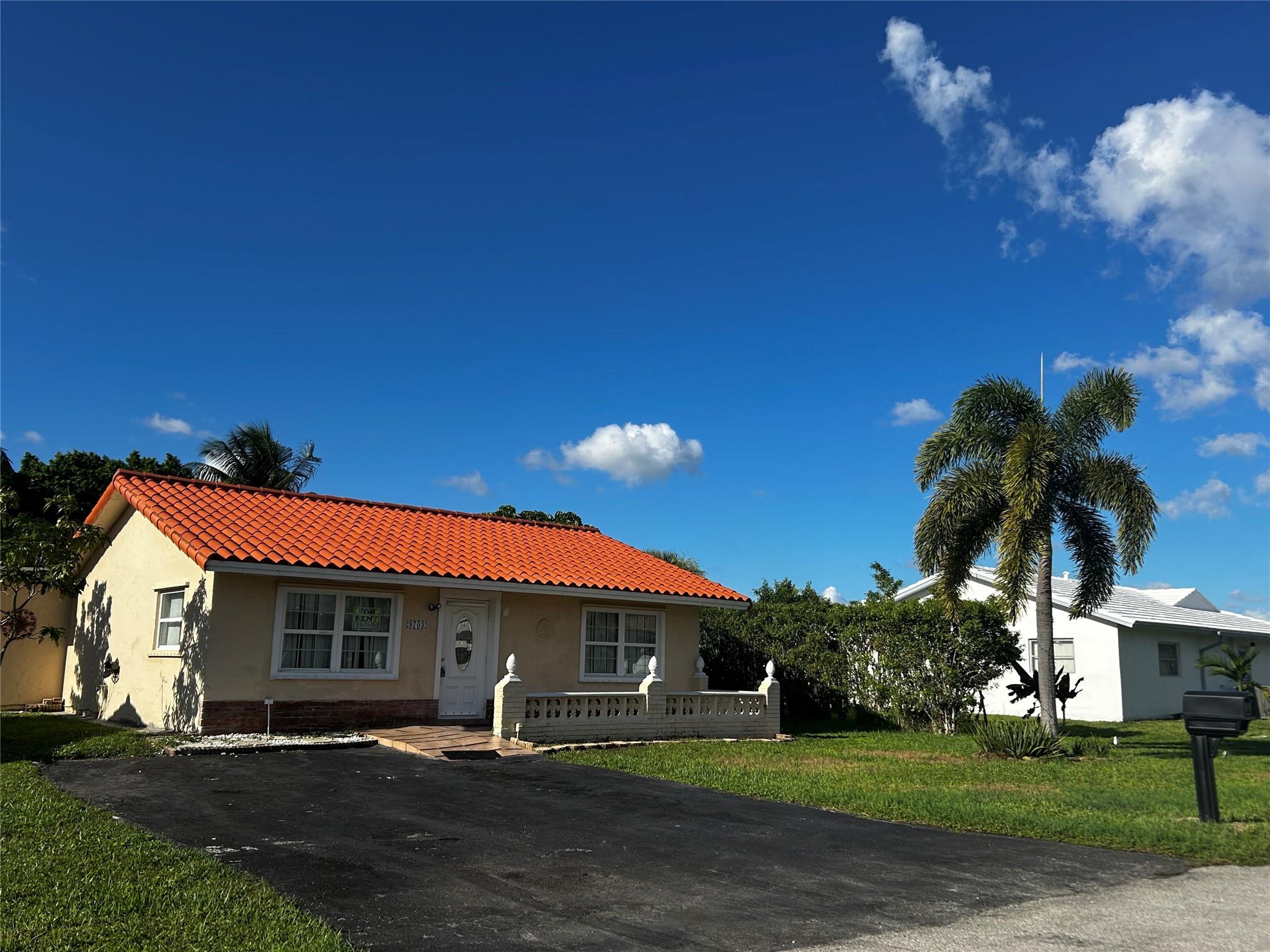 Don't miss out on this spacious single-family home with NO HOA approval required. Big backyard, and screened patio. Full-size washer and dryer. Tenant is responsible for lawn care. Section 8 welcome!!!