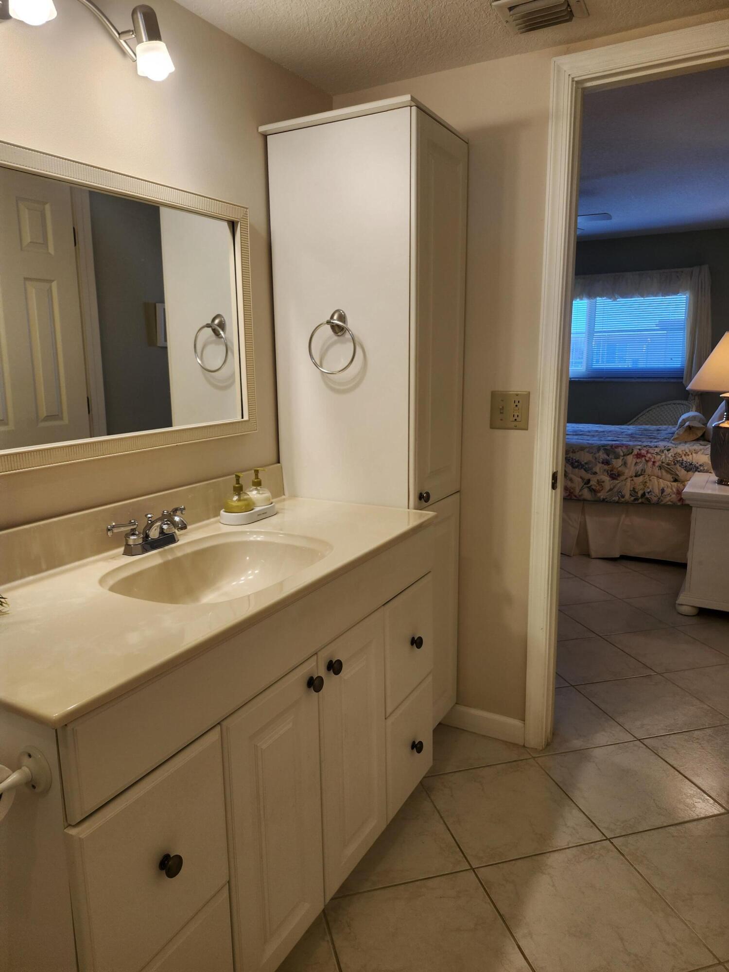 VILLAGE ROYALE ON THE GREEN CONDO / GREENHAVEN - Residential