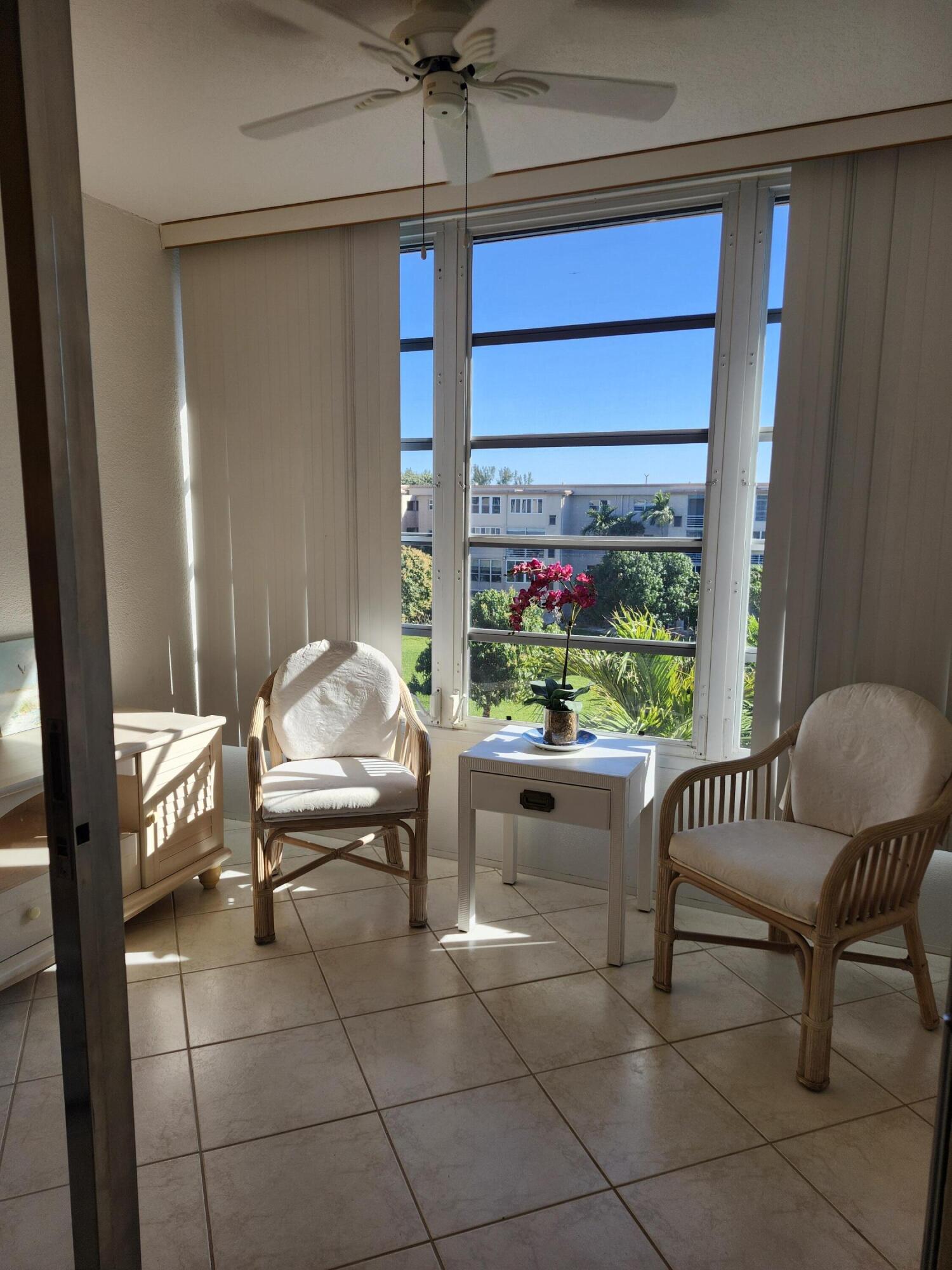 VILLAGE ROYALE ON THE GREEN CONDO / GREENHAVEN - Residential